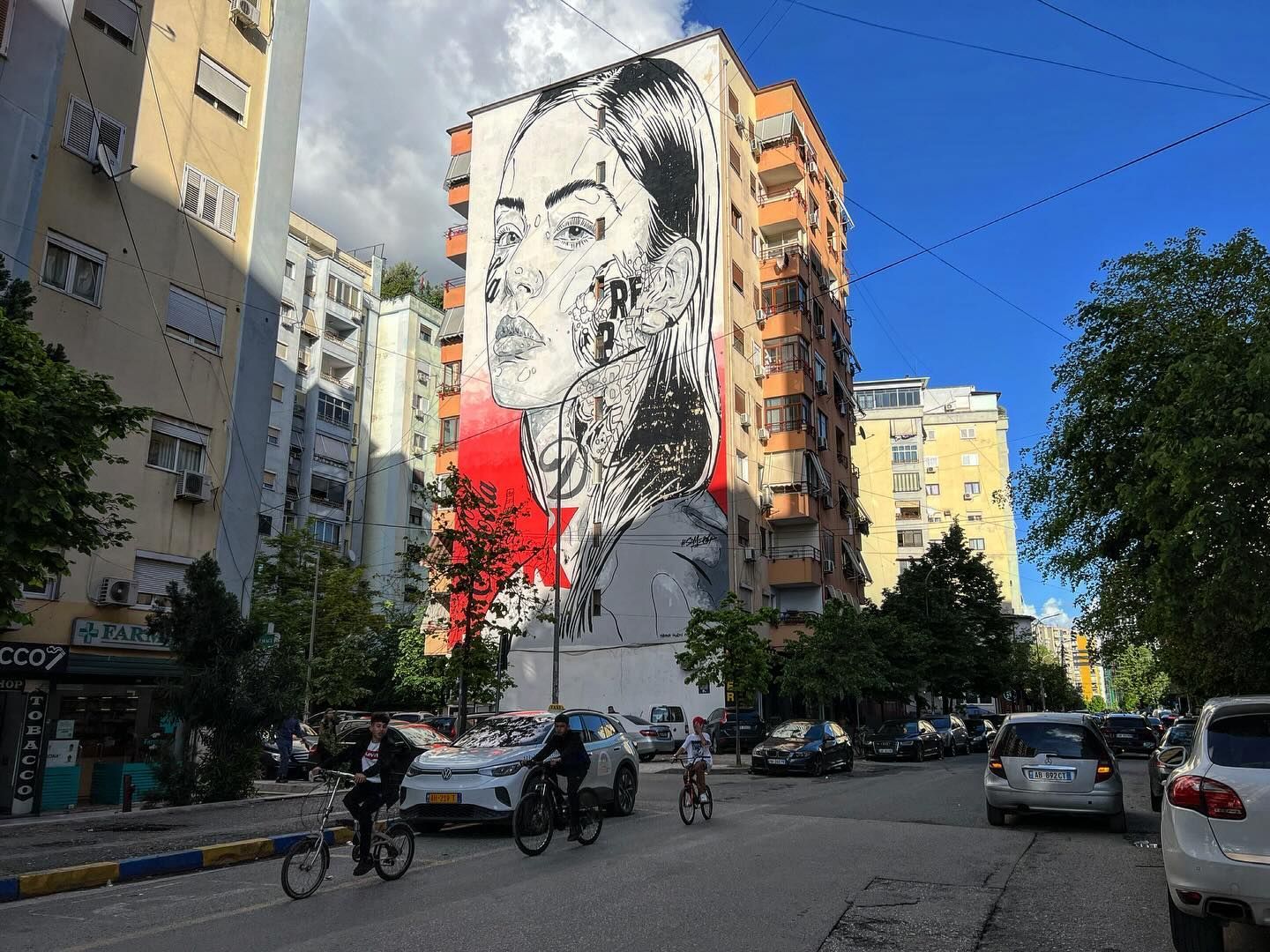 Albánie, Tirana, cestování, kultura, murál