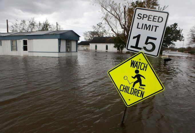 Home are seen surrounded by water after Hurricane Isaac in Ironton, Louisiana August 30, 2012. REUTERS/Sean Gardner (UNITED STATES - Tags: ENVIRONMENT DISASTER) Published: Srp. 30, 2012, 5:36 odp.