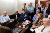 1. května Bílý dům zrušil všechny veřejné prohlídky a následující den se Obama, ministryně zahraničí Hillary Clintonová, nejbližší prezidentovi poradci a představitelé armády sešli v jídelně Bílého domu. Společně sledovali akci v přímém přenosu. Cíl byl jasný: buď zabít, nebo dopadnout bin Ládina, vůdce Al-Káidy a organizátora útoků z 11. září 2001.