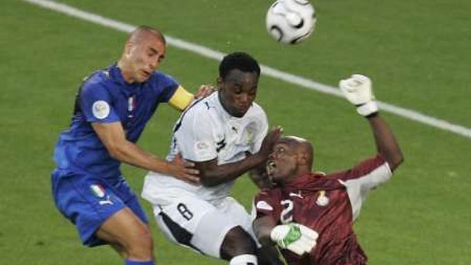 Ital Fabio Cannavaro (vlevo) bojuje o míč s ghanskými hráči Michaelem Essienem a Richardem Kingstonem.