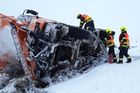 Dva mrtví, zpožděné spoje a víc než stovka nehod. Sníh komplikoval dopravu