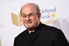 Rushdie si za napadení může sám, tvrdí Teherán. Autor zůstává v kritickém stavu