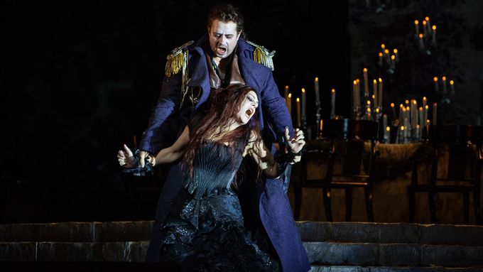 Sondra Radvanovsky jako Médea a Matthew Polenzani v roli Iásóna v duetu z druhého dějství Cherubiniho Médey.