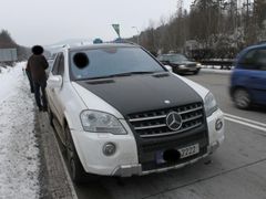 Mercedes Aleše Trpišovského s poznávací značkou "2222", který způsobil nehodu na D1.