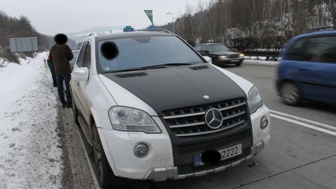 Mercedes Aleše Trpišovského s poznávací značkou "2222", který způsobil nehodu na D1.