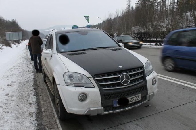 Mercedes Aleše Trpišovského s poznávací značkou "2222", který způsobil nehodu na D1.