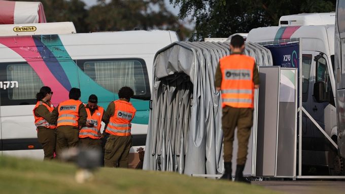 Izraelští vojáci a nemocniční pracovníci chystají sanitky a vybavení k přijetí rukojmí propuštěných Hamásem v nemocnici Šiba v Ramat Ganu poblíž Tel Avivu (13. 10. 2025).