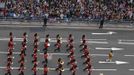 A military marching band plays music as crowds line up to watch the carriage procession carrying the Royal family, during Queen Elizabeth's Diamond Jubilee in London June 5, 2012. REUTERS/Elizabeth Dalziel/Pool (BRITAIN - Tags: ROYALS ENTERTAINMENT MILITARY) Published: Čer. 5, 2012, 1:09 odp.