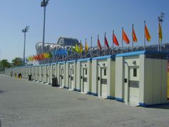 Zásoba mobilních záchodků před olympijským stadionem.