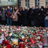 Střelba na Filozofické fakultě UK - pieta - obejmutí školy, zpěv, zármutek, studenti