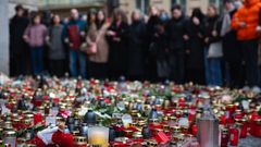 Střelba na Filozofické fakultě UK - pieta - obejmutí školy, zpěv, zármutek, studenti