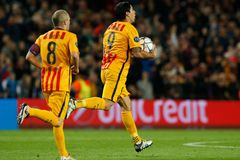 Živě: Barcelona - Atlético Madrid, po vyloučení Torrese vystřelil Barce výhru Suárez