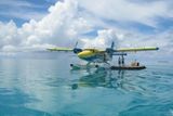Na ostrov českého podnikatele Jiřího Šmejce se dostanete hydroplánem z mezinárodního letiště v Malé. Let trvá přibližně tři čtvrtě hodiny.