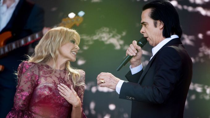Na britském festivalu Glastonbury v roce 2019 zazpívali Kylie Minogue s Nickem Cavem svůj hit z 90. let nazvaný Where The Wild Roses Grow.