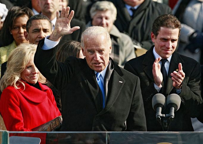 Barack Obama v roce 2008 volby vyhrál, Joe Biden se stal viceprezidentem USA. Na snímku je v den inaugurace, 20.ledna 2009, s manželkou Jill a synem Hunterem.