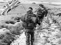 Britský výsadek na Falklandách, rok 1982.