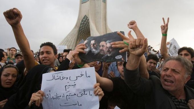 Kromě Íránu se proti výsledku prezidentských voleb protestuje i v dalších městech světa.