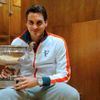 Roger Federer pózuje s trofejí pro vítěze French Open.