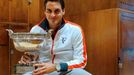 Roger Federer pózuje s trofejí pro vítěze French Open.