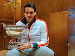 Roger Federer pózuje s trofejí pro vítěze French Open.