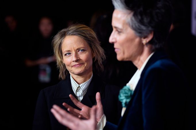 Na snímku ze zahajovacího večera letošního ročníku festivalu jsou herečka Jodie Foster a její manželka, fotografka Alexandra Hedison.