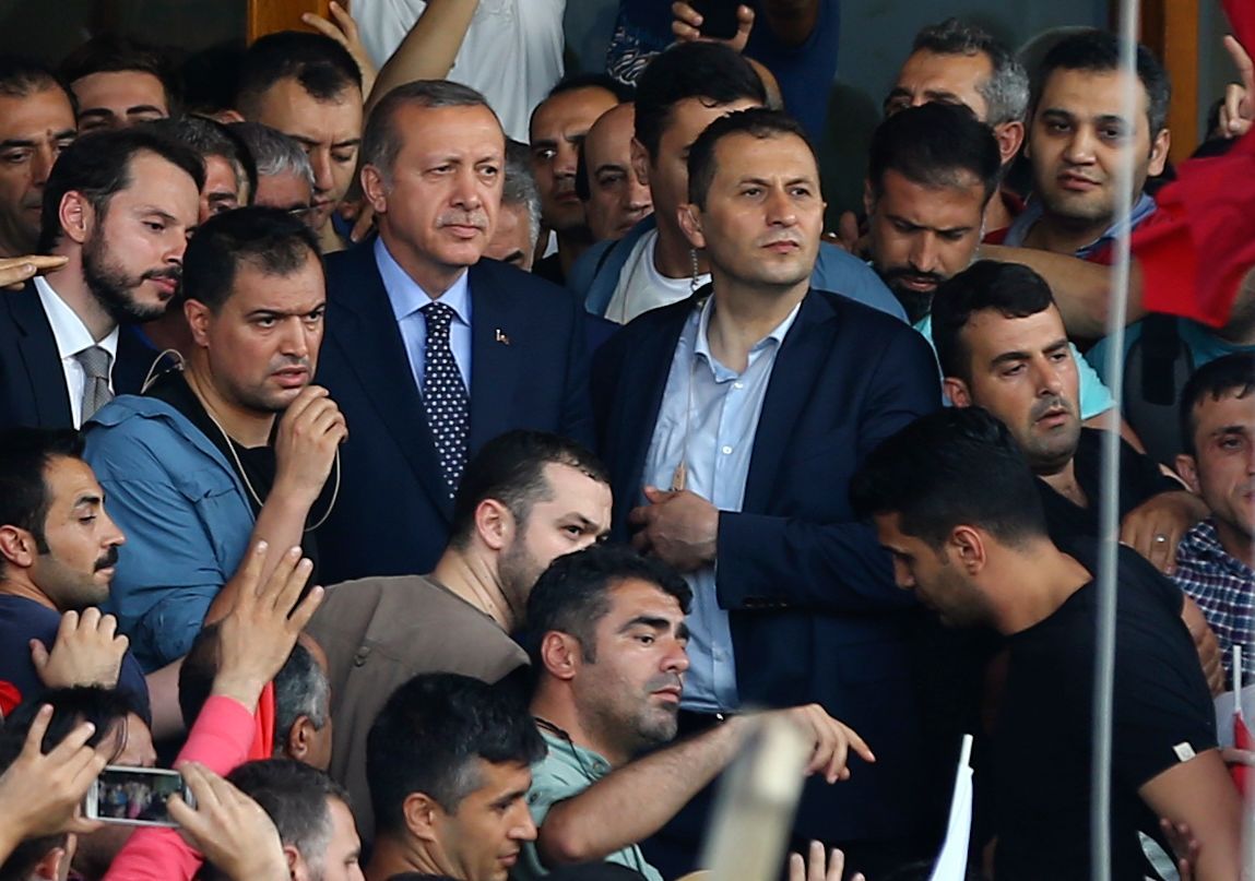Prezident Erdogan mezi příznivci na Atatürkově letišti v Istanbulu