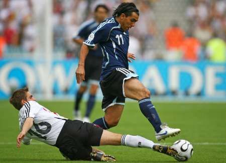 Argentina - Německo: Tevez a Lahm