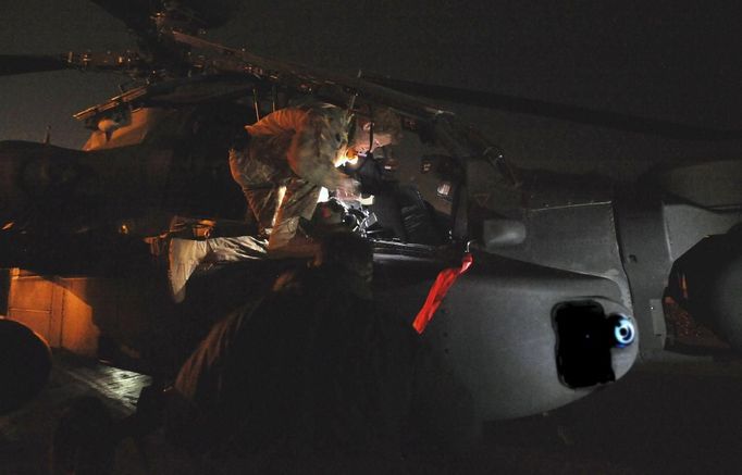 Britain's Prince Harry prepares his Apache helicopter before a night mission at Camp Bastion, southern Afghanistan in this photograph taken December 11, 2012, and released January 21, 2013. The Prince, who is serving as a pilot/gunner with 662 Squadron Army Air Corps, is on a posting to Afghanistan that runs from September 2012 to January 2013. Photograph taken December 11, 2012. Photograph pixelated at source. REUTERS/John Stillwell/Pool (AFGHANISTAN - Tags: MILITARY POLITICS SOCIETY ROYALS CONFLICT) Published: Led. 21, 2013, 7:37 odp.