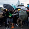Střety demonstrantů s policisty v Hongkongu - 1. prosince