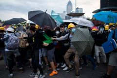Policie v Hongkongu zadržela v ulicích další demonstranty