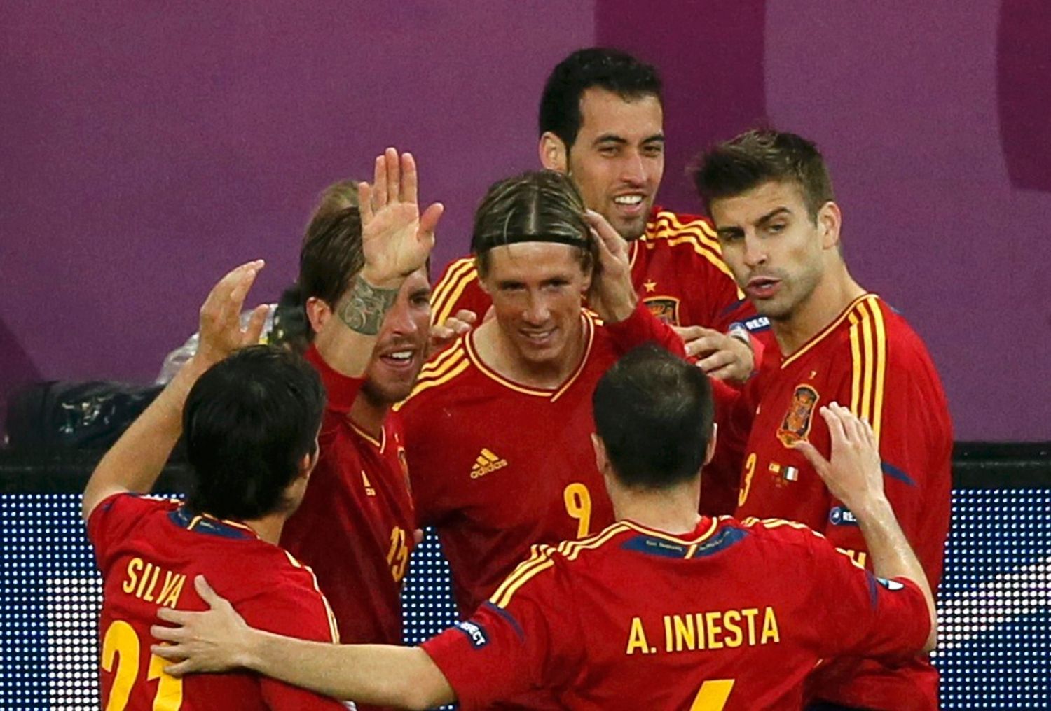 Fernando Torres slaví s týmem gól v utkání Španělska s Irskem ve skupině C na Euru 2012