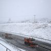 Úklid silnice nedaleko vesnice Myrodafni, severozápad Řecka, sníh.