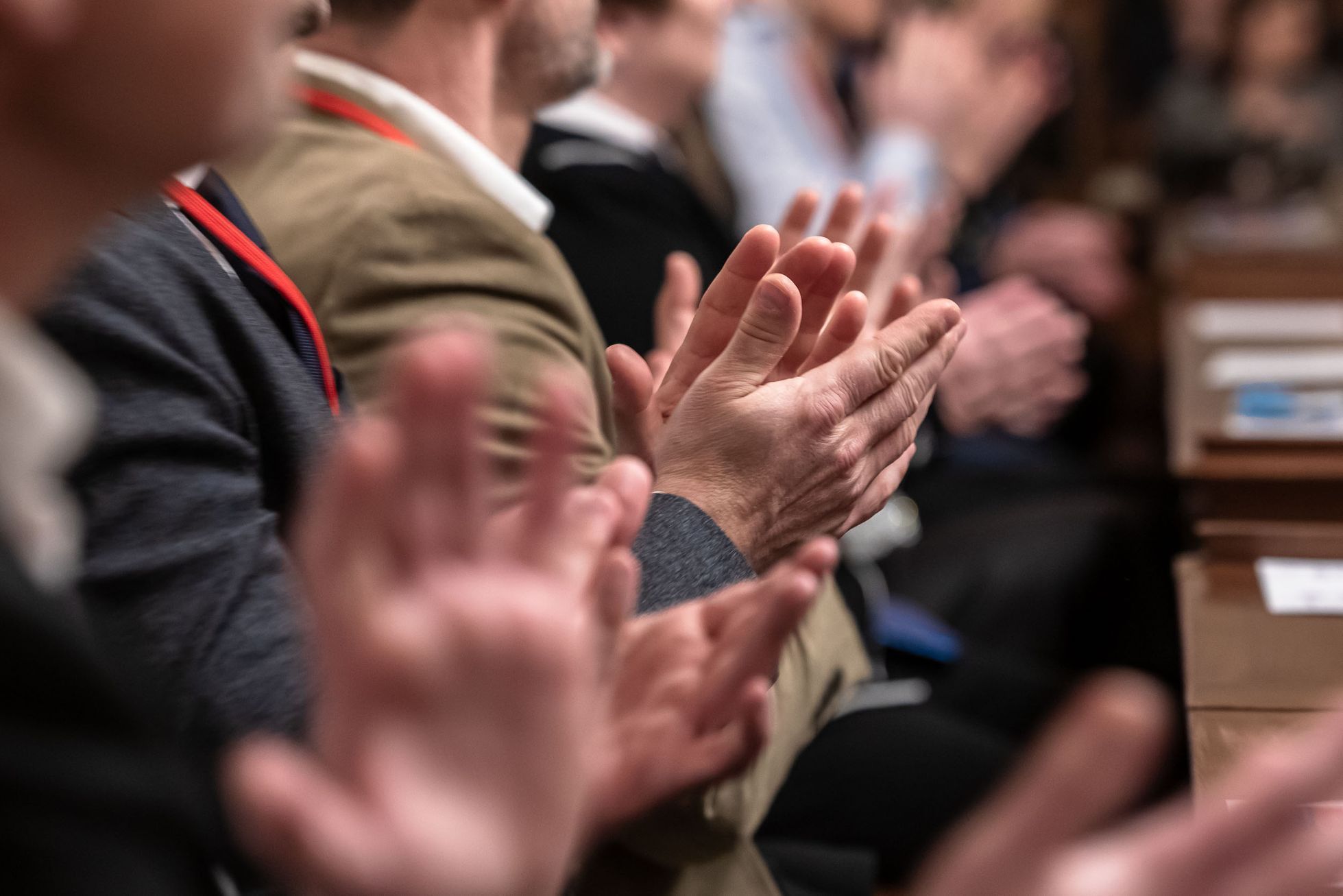 Opera v jednacím sále poslanecké sněmovny, zpívá Vojtěch Dyk a Simona Šaturová