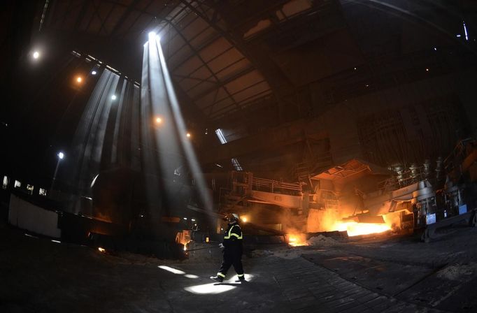 The blast furnace is seen in operation at the SSI steel plant at Redcar, northern England May 29, 2012. SSI Steel from Thailand took over the plant on February 24, 2011 after it had been closed by Tata steel. The blast furnace was relit on April 15 this year and the plant now employs 1800 workers and has produced and exported 136,000 tonnes of steel. REUTERS/Nigel Roddis (BRITAIN - Tags: BUSINESS ENERGY EMPLOYMENT) Published: Kvě. 29, 2012, 3:19 odp.