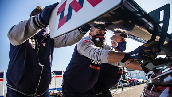 A přece se točí. Roušky a jen pár mechaniků, Buggyra v Mostě konečně vyrazila na trať