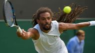 Němec Dustin Brown na Wimbledonu opět předváděl svá kouzla. Takhle se proletěl vzduchem při výměně s Portugalcem Jaoem Sousou.