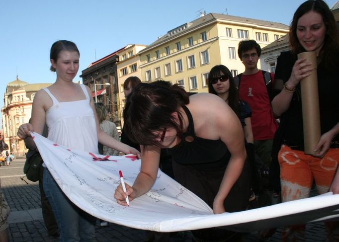 Ve středu bylo možné na sousedním Mírovém náměstí možné vyjádřit svůj názor na neonacisty více způsoby, například napsat nezvaným návštěvníkům vzkaz. A nebyly to žádné zdravice 