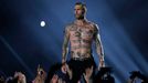 Adam Levine ze skupiny Maroon 5 na Super Bowlu LIII