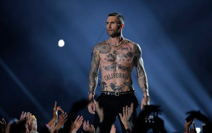 Adam Levine ze skupiny Maroon 5 na Super Bowlu LIII