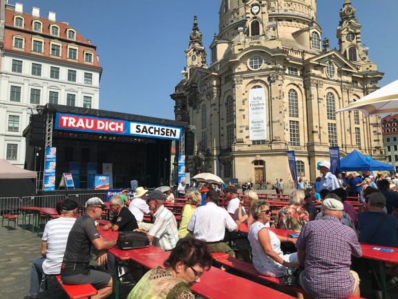 Drážďanské náměstí Neumarkt a happening AfD.