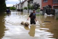 Řeka Ondava prorazila hráz a ohrožuje Trebišov