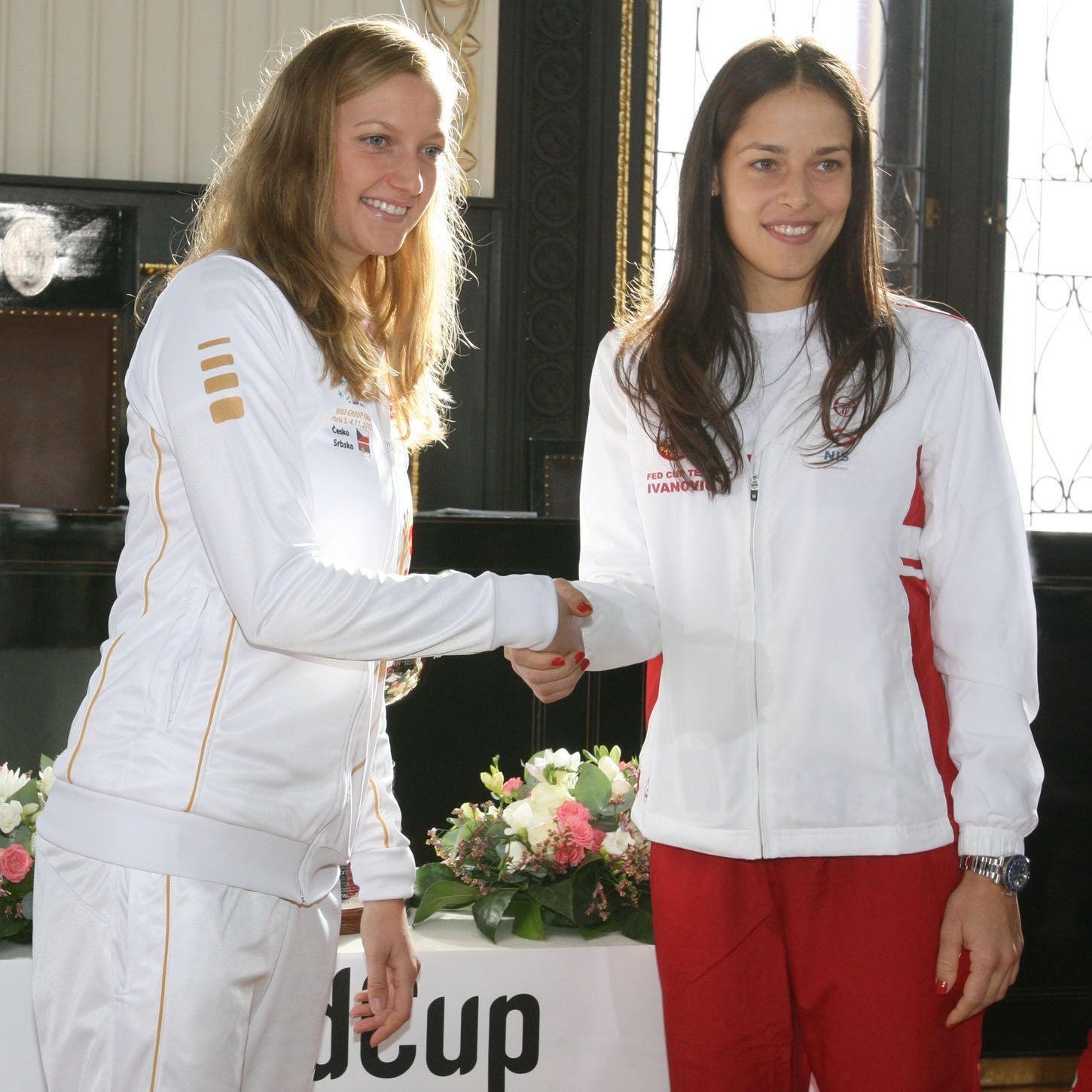 Česká tenistka Petra Kvitová se Srbkou Aňou Ivanovičovou během losu ve finále Fed Cupu 2012.