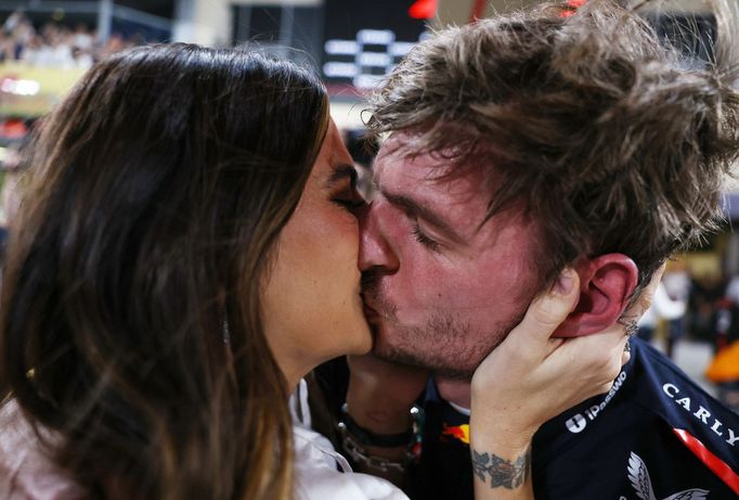 Partnerka Kelly Piquetoá líbá Maxe Verstappen po vítězství v kvalifikaci na VC Abú Zabí 2025