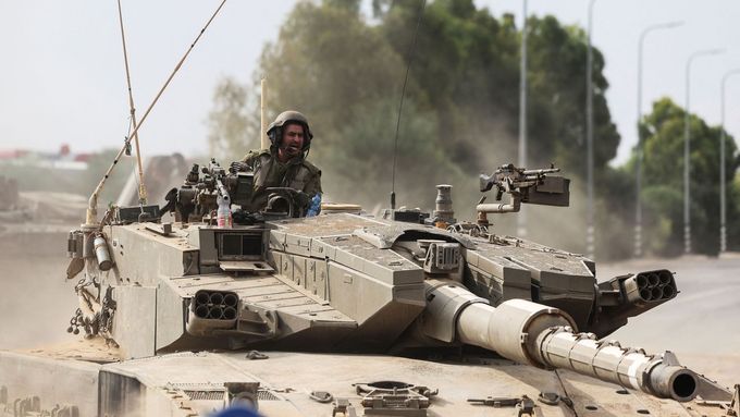 Izraelský tank poblíž pásma Gazy.