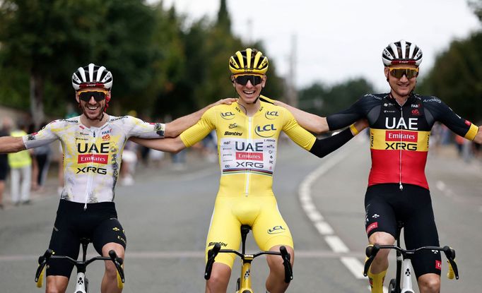 Týmoví parťáci Adam Yates, Tadej Pogačar a Tim Wellens před startem poslední etapy Tour 2025