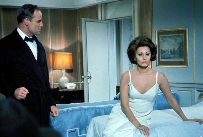 Sophia Loren a Marlon Brando ve filmu Hraběnka z Hongkongu.