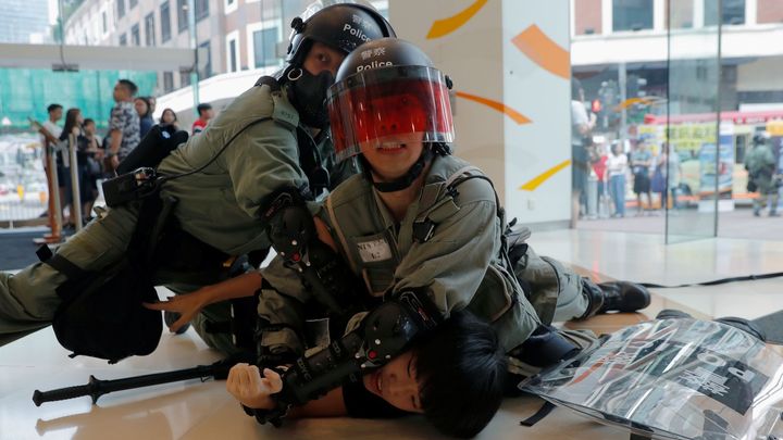 V Hongkongu pokračují demonstrace, policie proti protestujícím zasáhla slzným plynem