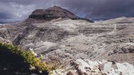 Vzhledem ke změně klimatu budou bílé ledovcové vrcholky v Alpách brzy minulostí. Exkurzi do typické "měsíční" horské krajiny skýtá výhled na Piz Boé, jeden z nejnavštěvovanějších vrcholků Dolomit. Podobně budou za několik let vypadat i kopce, které si doposud uchovávaly celoročně ledovou čepici.