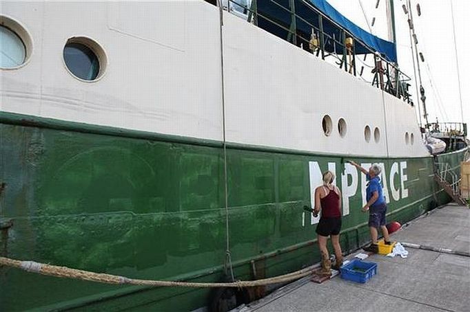 Duhový bojovník u Greenpeace končí, takže je potřeba přebarvit jméno majitele.