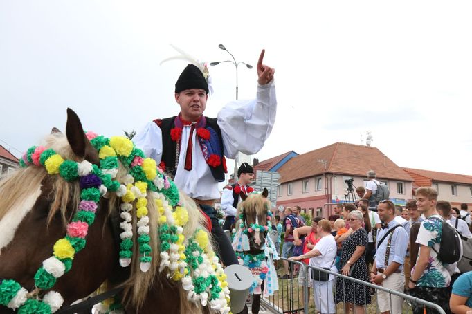 Jezdci při vyvolávkách, z nichž některé mají připravené a mnohými dalšími reagují na aktuální situaci